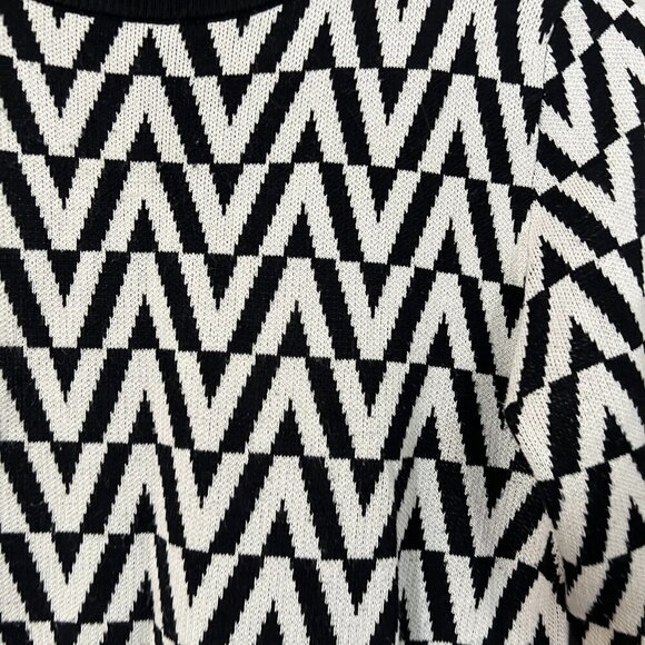 N By Nancy Geometric Sweater Women's Size Medium Black White - Picture 3 of 5